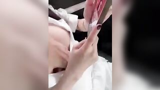 Ghép xe vs cô em dâm đãng,sờ lồn em nó ko kêu còn chủ động cho bóp dú bự