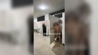 Cô gái vào toilet bị đụ bị người ta phát hiện
