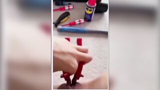 Em gái thủ dâm đúc cây kiềm vào lồn