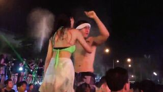 Vú trần giữa đám đông cho người lạ sờ thoả mái nắn bóp