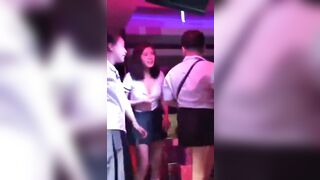 Ngẫu hứng khoe vú trên sân khấu khi đang nhảy nhót với đám bạn