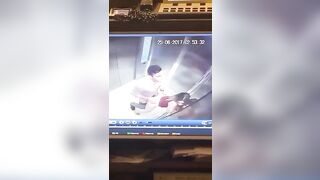 Chịch lén trong thang máy bị camera an ninh quay lại