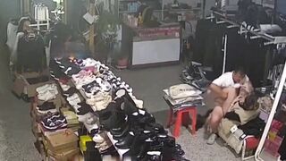 Hack Camera Shop quần áo phát hiện anh chủ tiệm địt em nhân viên bán hàng 4