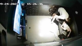 Check cam thấy cặp đôi địt nhau sung ngay tại phòng karaoke của quán