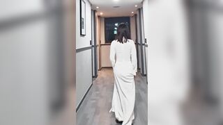 Gạ được em học sinh trong bộ áo dàii