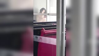 Cặp học sinh làm tình ngay trên ban công trường học