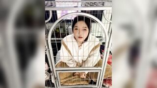 em gái xinh đẹp quay clip thủ dâm trong lồng chó