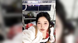em gái xinh đẹp quay clip thủ dâm trong lồng chó