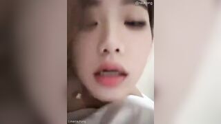 Dâm nữ xinh đẹp phê nhíu cả mắt khi giao hoan với con cặc dài to của a