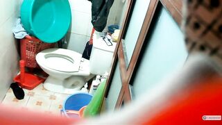 Quay lén em dâu xinh đẹp lồn rậm lông đi tắm