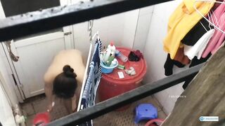 Quay lén em sinh viên phòng bên hàng ngon cực xinh đi tắm