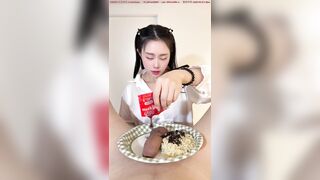 Gái xinh làm đồ ăn chung với con cặc