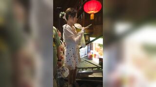 Tổng hợp clip quay lén dưới váy gái xinh nơi công cộng p13