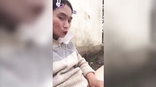 Em nữ sinh lén thủ dâm trong sân trường luôn dâm vãi