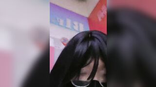 Một Femboy dâm đãng thủ dâm ở nơi đông người.