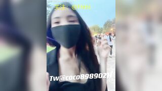 Dâm nữ khỏa thân móc lồn public trg lễ hội ngay sau lưng đám đông