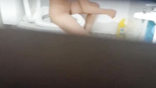 Quay lén con em cấp 2 rửa cái lồn non đi chơi với trai