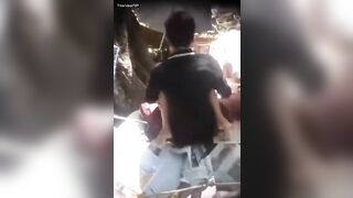 Sao lại địt nhau giữa chốn đông ng thế này