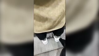 Đái lén sưởi ấm cho e gái