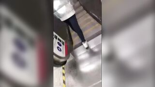 Đái lén lên cô em may mắn