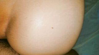 Khách hàng pinay châu Á với âm hộ màu hồng được xoa bóp chảy tràn tinh dịch