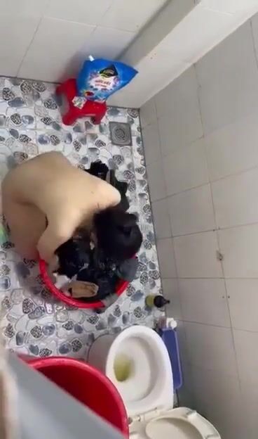 Quay lén mẹ hương giặt đồ ở chuồng
