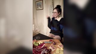 E pupu đến nhà bạn chơi nhậu say nên nứng lồn gạ b thân tụt quần ra bú cặc đụ nhau p1