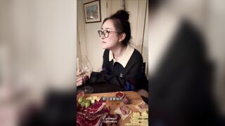 E pupu đến nhà bạn chơi nhậu say nên nứng lồn gạ b thân tụt quần ra bú cặc đụ nhau p1