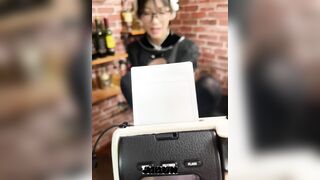 Em teen mắt kính cosplay chụp hình khoe lồn