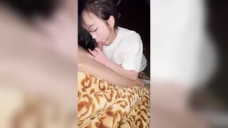 Em tiktoker xinh xắn biết anh quay phim nhưng em mặc kệ.