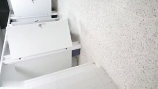QUÁY LÉN 2 HỌC SINH ĐỤ NHAU TRONG NHÀ VỆ SINH TRÊN TRƯỜNG