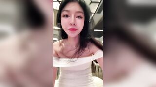 Cô gái móc lồn thủ dâm trong quán cà phê