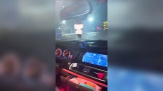 Cô gái ở chuồng ra khỏi xe khi dừng đèn đỏ