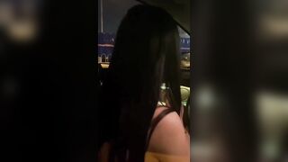 Cô gái ở chuồng ra khỏi xe khi dừng đèn đỏ