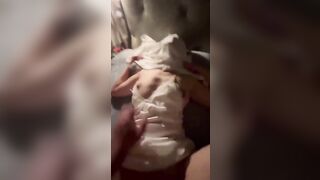 Em bỉ ngạn giã vờ ngủ cho ba dượng đụ