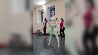 Gái Tây Gymer Nhảy Sexy Mông Cực Căng P3