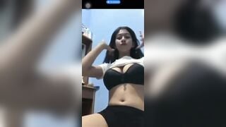 con bạn thân thua kèo phải quay vid cởi đồ