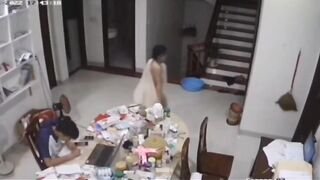 Ông anh ngồi làm việc mà con em cứ cởi quần áo chạy long nhong qua lại