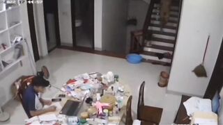 Ông anh ngồi làm việc mà con em cứ cởi quần áo chạy long nhong qua lại