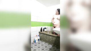 Em tắm rửa tỉa lông lồn