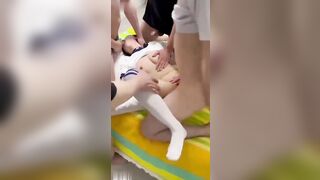Em bỉ ngạn bị bịt mắt dẫn qua nhà anh hàng xóm đụ tập thể mọi người xem đừng nói với