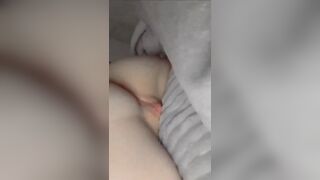 Em bỉ ngạn nứng lồn thủ dâm đụ luôn cái mền