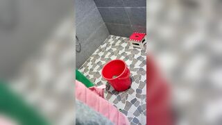 Quay lén gái 1 con cởi đồ đi tắm
