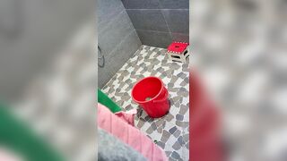 Quay lén gái 1 con cởi đồ đi tắm