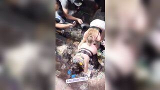 Vú đít của các cô gái trên đường phố đông người