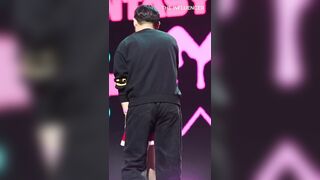 idol vén váy giơ mông cho fan vỗ đít, rên la ngay trên mic