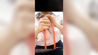 Bé học sinh khoe hàng cực ngon