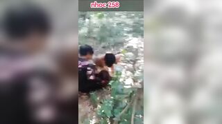 Phát hiện mấy em học sinh cấp 3 địt nhau ngoài rừng bị quay lại