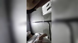 Dụ dỗ mấy em gái vô nhà vệ sinh để thủ dâm quan hệ tình dục bằng miệng và chân