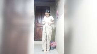Em teen loli vừa tắm vừa móc lồn - 1